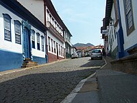 De straat Rua Dom Pedro II in het historische centrum van Sabará