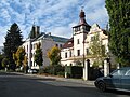 ZŠ J. Vohradského (vlevo), budova bývalé turnhalle (vpravo)