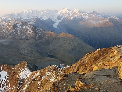 Der Blick vom Piz Languard zur Berninagruppe, unten die Georgys Hütte.