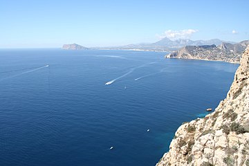 Vista desde el Peñón de Ifac, en el horizonte Benidorm