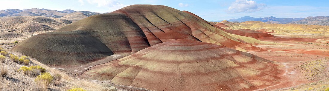 Panorama van een deel van de John Day Formation strata dagzomend in de Painted Hills Unit van het John Day Fossil Beds National Monument