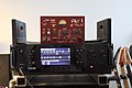 Line 6 Helix -efektiräkki ja TLAudio Fat Man Fat 1 -stereoputkikompressori.