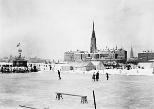 Riddarfjärdens skridskobana sedd mot Riddarholmen 1897