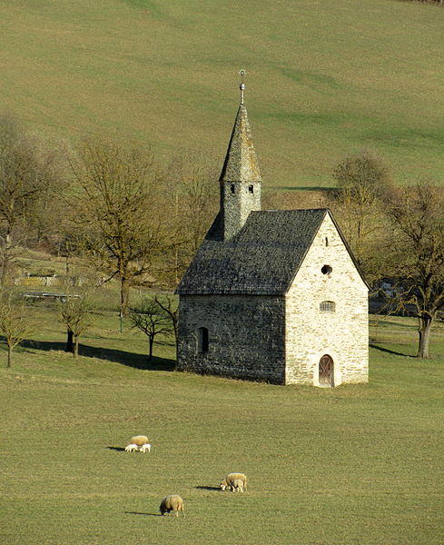 File:Romanische Kapelle am Gut Rabenstein.JPG