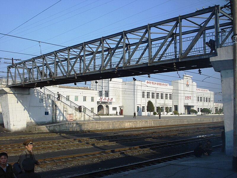 File:Sinanju Chongnyon Station.jpg