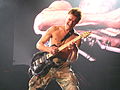 Eddie Van Halen e sua guitarra com ponte Floyd Rose.