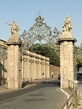 Cancello con due statue a Würzburg (Germania), di Johann Georg Oegg (1752)