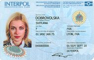 A frente do documento de viagem da Interpol em formato de cartão