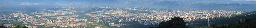 Vasta panoramo de Bucaramanga je marto 2006