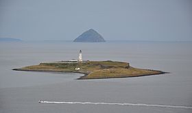 Vue aérienne de Pladda avec Ailsa Craig dans le lointain.