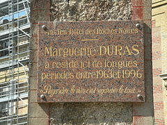 Plaque rendant hommage à Marguerite Duras.