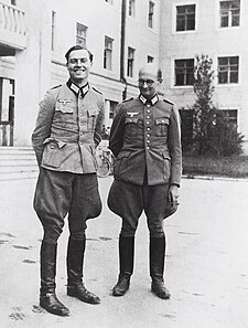 Stauffenberg a Albrecht Mertz von Quirnheim. Snímek datován do června 1944.