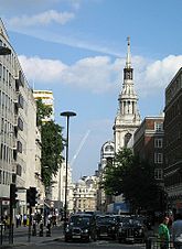 Cheapside pada tahun 1909 (kiri) dan 2005 (kanan). Gereja yang tampak di latar belakang adalah St. Mary-le-Bow.