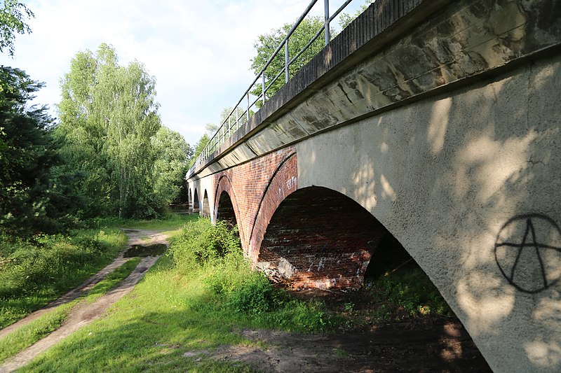 File:Hartmannsdorf Rote Bruecke 11.jpg