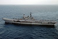 INS Viraat (R22) em navegação (2005).