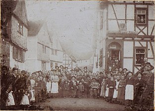 Historisches Kirmesfoto, Dorfbewohner vor der ehemaligen Wirtschaft zum Adler, Wehrstraße 2