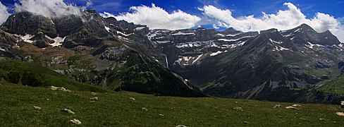 Le Cirque de Gavarnie vu depuis le plateau d'Alans.jpg