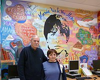 O marido, Pedro, e a filla, Begoña, diante do mural no IES Torrente Ballester