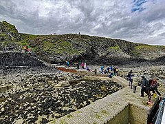 wisatawan di pulau Staffa