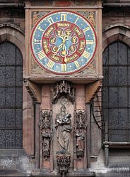 Horloge et statue de la Vierge à l'enfant