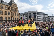 Einwohner Recklinghausens auf dem Laufsteg vorm Rathaus