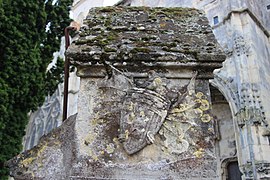 Un des deux blasons sculptés sur les vestiges du portail nord d'accès au cimetière