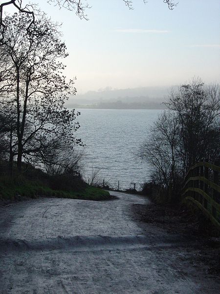 File:Carsington Reservoir mist road.jpg