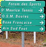 Panneau indiquant différents lieux sportifs de la ville.