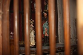 Pesmes Église Saint-Hilaire statuaire dans une chapelle.jpg