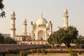 Aurangabad, capitale moghole au Deccan, est connue pour son Bibi-Ka-Maqbara, une ancienne réplique du célèbre Taj Mahal.