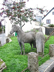 Photo de deux sculptures de poneys Dartmoor à Moretonhampstead.