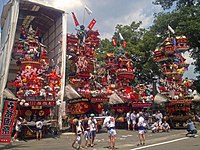 竹田若八幡宮に集合した隈・竹田地区の山鉾4基。右から大和町・三隈町・川原町。小屋に入っているのは若宮町の山鉾。