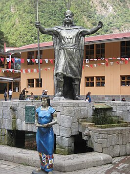 Standbeeld in het centrum van Aguas Calientes