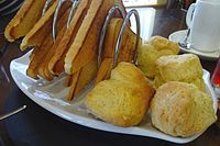 Scones und Toast