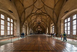 Une grande salle, lumineuse, au plafond constitué de fines voutes entrelacées.