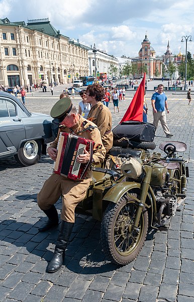 File:2019-07-28-3382-Moscow-GUM Gorkyclassic AutoRally 2019.jpg