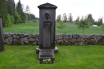 Albert Engströms gravvård (1943). Porträttskulptur på kyrkogården vid Hults kyrka i Småland.