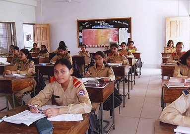 Noies cadets bengalines a l'escola militar Feni Girls Cadet College