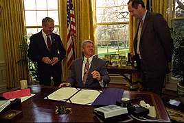 Photograph of President William Jefferson Clinton Participating in the Maurice River Bill Signing in the Oval Office at the White House - NARA - 5900008.jpg