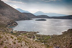 Az öböl látképe észak felől, közepén a Porto Palermo-félszigettel