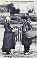 Bonnes gens de Plomodiern se rendant au marché de Châteaulin (carte postale Émile Hamonic, vers 1920).