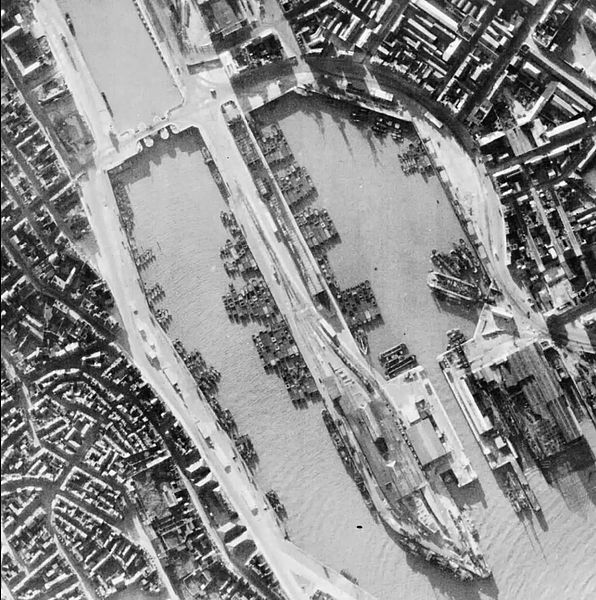 File:BoulogneBarges1940.jpg