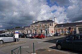 Place de la gare ; à gauche, la gare routière.