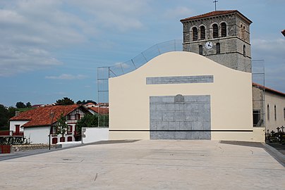 Le fronton (datant de 1875) devant l'église Saint-Jean-Baptiste.