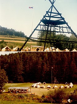 Letní skautský tábor Velen VI exilového oddílu br.Čapků, Dorna (Rakousko) 1981. Oddíl bratří Čapků sídlil v Bavorsku a byl součástí Českého a slovenského exilového skautingu. Jeho tábory nesly název „Velen“ na počest světového starosty exilového skautingu, Velena Fanderlika. Tábořilo se v dřevěných podsadách pro dva o čtvercovém půdorysu (2,2 m × 2,2 m). Na podsadě vysoké zhruba 0,8 m byl posazen krov z latí a na něm napnuta jehlanová plachta, která vznikla sepnutím 4 trojúhelníkových stanových dílců