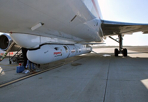 Pegasus XL fixée sous le carénage de son avion porteur L-1011