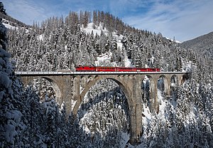 #5–6: A RhB Ge 4/4 II with a push–pull train crosses the Wiesen Viaduct between Wiesen and Filisur, Switzerland. – Attribution: Kabelleger / David Gubler (http://www.bahnbilder.ch) (License: GFDL / CC BY-SA 3.0)