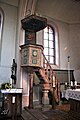 Kanzel mit Taufstein, links davor Marien-Seitenaltar, rechts dahinter Chorstuhl.