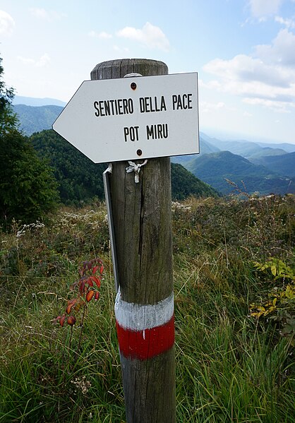 File:"Pot miru" Markierung in Tolmin, Slowenien, EU.jpg