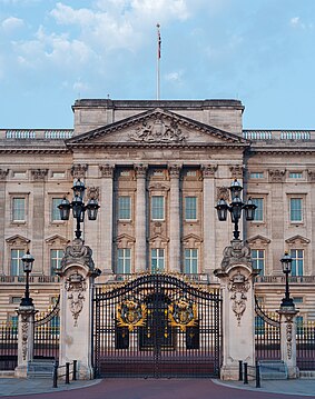 Front gates in front of the central east front of Buckingham Palace